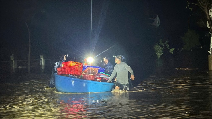 Ngập lụt xuất hiện sau bão.