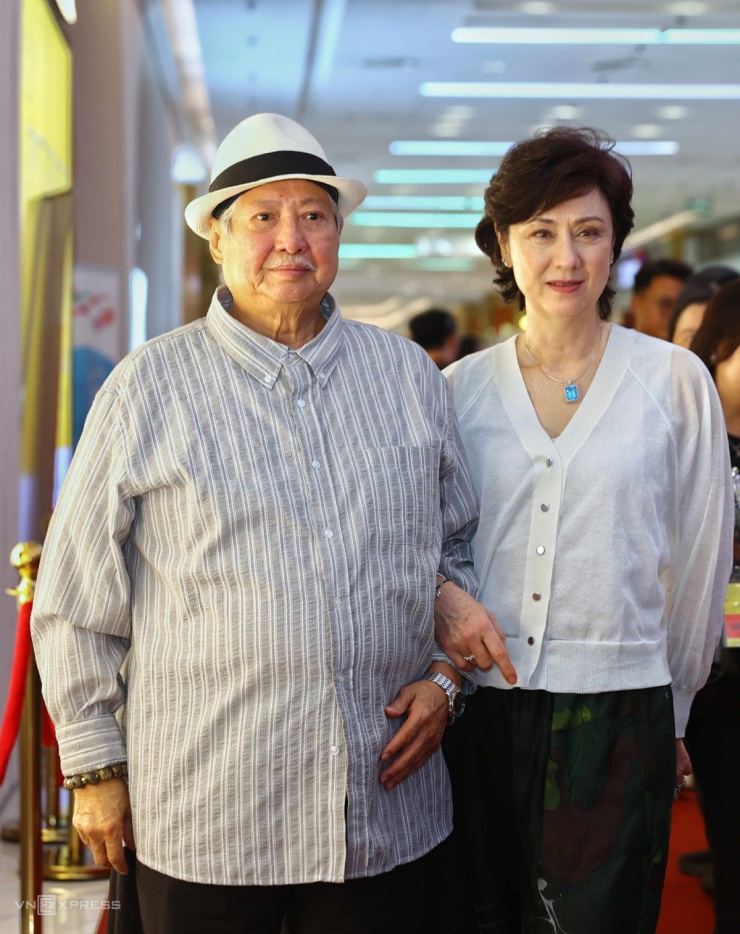 Diễn viên Hồng Kim Bảo sánh đôi vợ trên thảm đỏ.