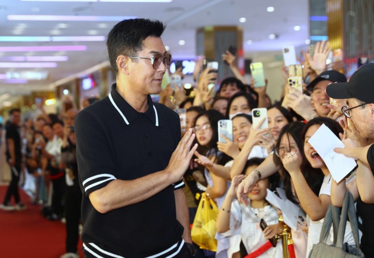 Ngôi sao Cổ Thiên Lạc xuất hiện trong tiếng hò reo của người hâm mộ. Anh cho biết xem chuyến đi là dịp quan sát, tìm hiểu thị trường và thị hiếu của khán giả, đồng thời thúc đẩy hợp tác giữa các nhà làm phim.