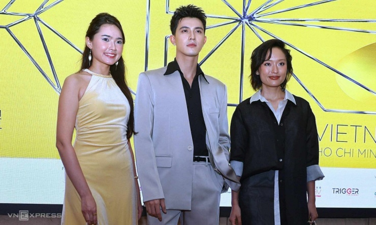 Chương trình có sự góp mặt của nhiều diễn viên trong nước. Từ trái qua: Juliet Bảo Ngọc Doling (đóng Tro tàn rực rỡ), Trần Ngọc Vàng (phim Yêu nhầm bạn thân, Tử chiến trên không) và Hồ Thu Anh (phim Địa đạo).