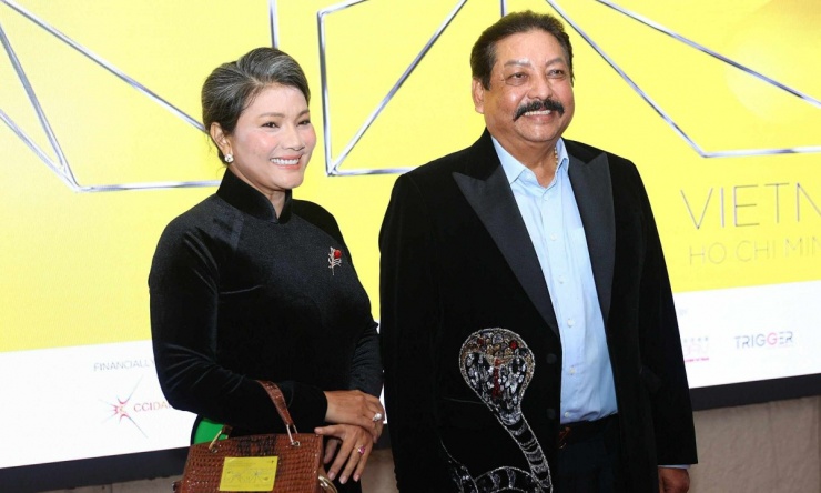 Nghệ sĩ Kiều Trinh (trái) và nhà sản xuất phim Raja Ramani.