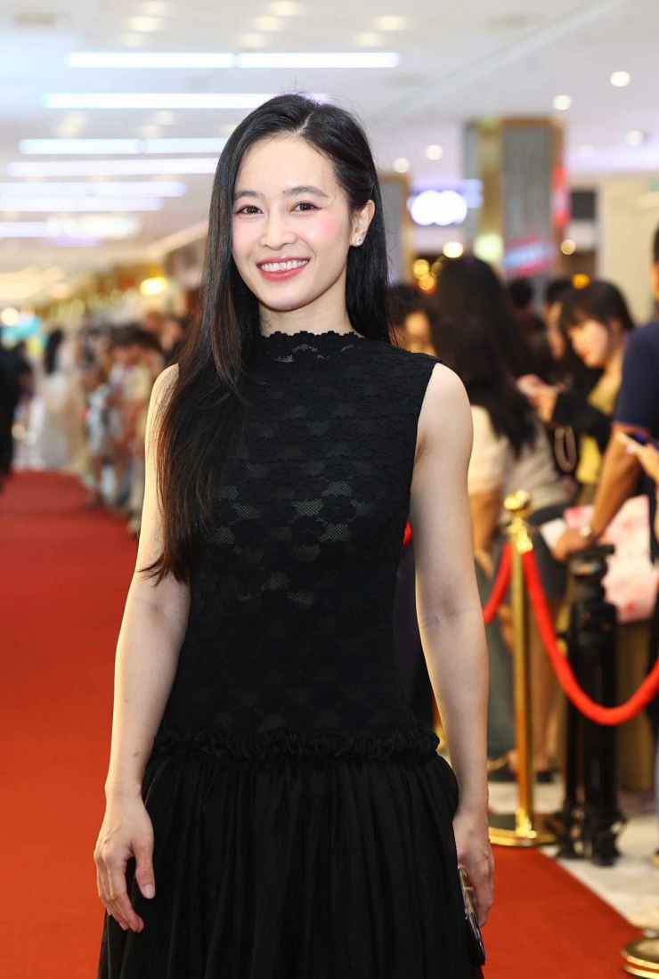 Mỹ nhân Áo lụa Hà Đông Thiên Tú chọn lối trang điểm tự nhiên khi xuất hiện trên thảm đỏ. Hồi tháng 9, cô tham gia phim Tử chiến trên không - phim về đề tài không tặc đầu tiên của Việt Nam. Cô đóng vai Mèo - bạn gái kém tuổi của Chuột (Tiểu Bảo Quốc), có nhiều phân cảnh gây cười, làm giảm căng thẳng cho phim.