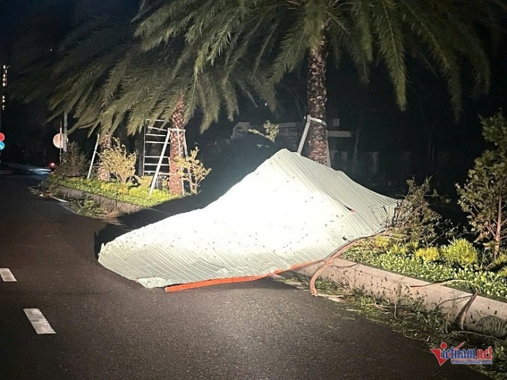 Tôn bay nằm ngổn ngang. Ảnh: Trần Hoàn