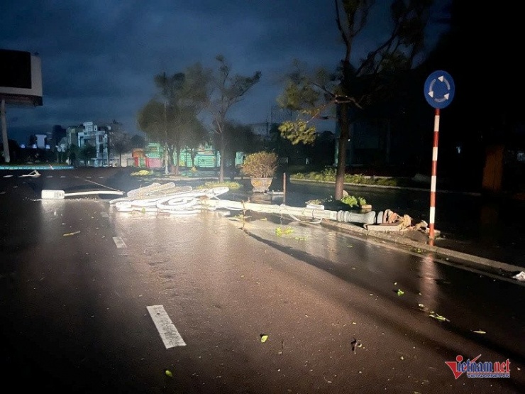 Hàng loạt trụ đèn chiếu sáng bị xô đổ. Ảnh: Trần Hoàn