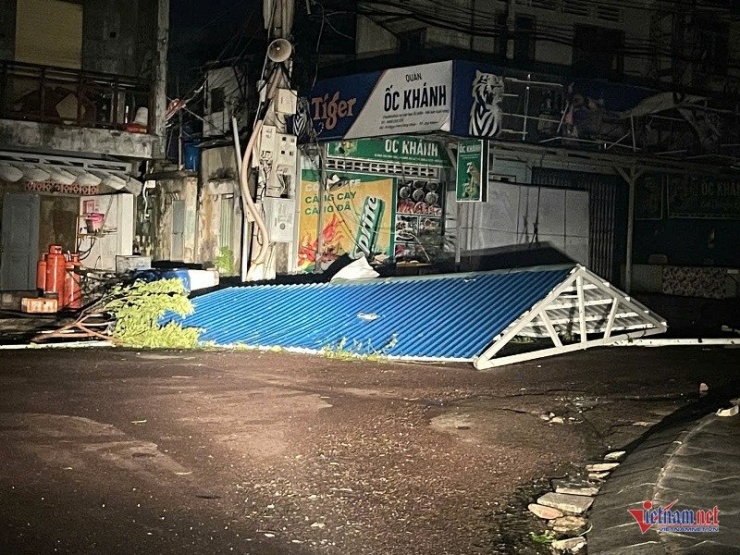 Mái nhà bị hất văng xuống đường Xuân Diệu. Ảnh: Trần Hoàn