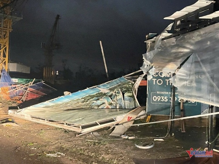 Bão số 13 đi qua để lại cảnh tượng tan hoang, xơ xác. Ảnh: Trần Hoàn