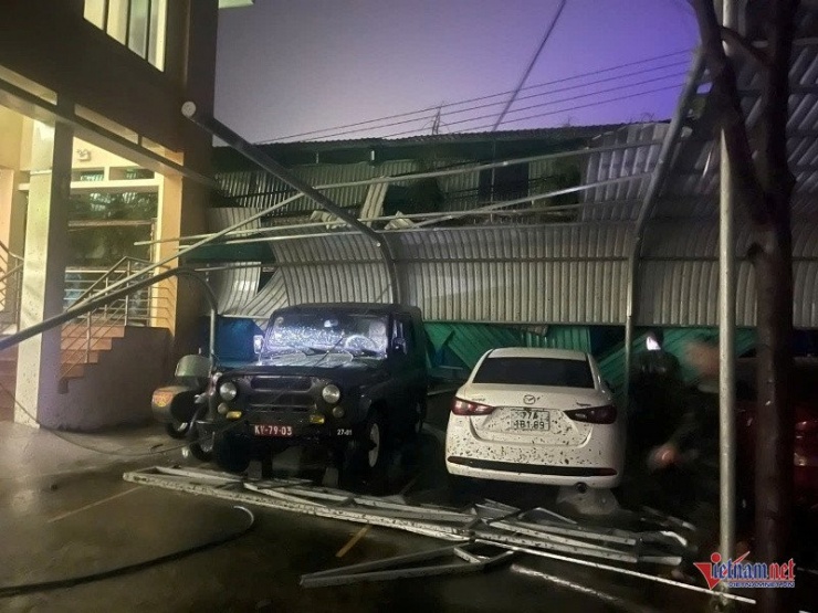 Bão số 13 cũng làm tốc mái nhà xe của Sở Chỉ huy tiền phương (Bộ Chỉ huy Quân sự tỉnh Gia Lai). Ảnh: Trần Hoàn