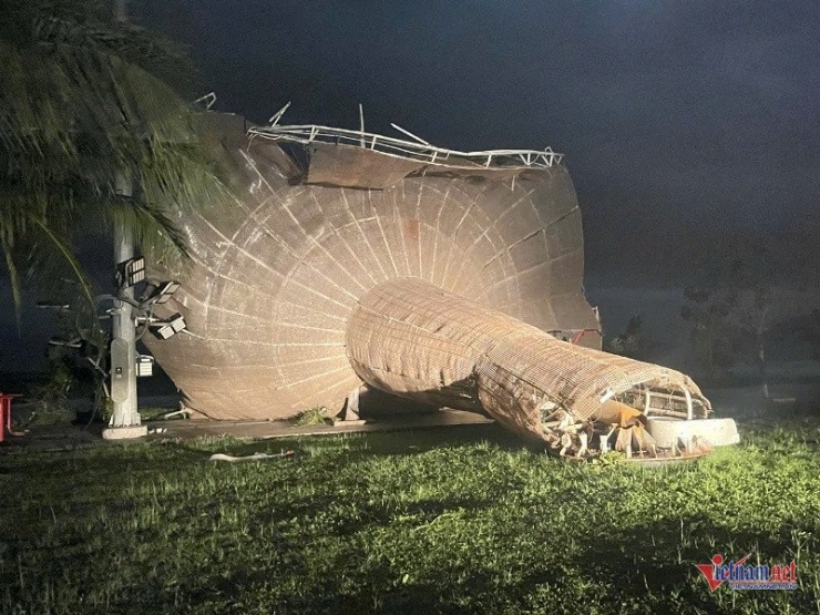 Biểu tượng du lịch của Quy Nhơn cũng bị gãy đổ. Ảnh: Trần Hoàn