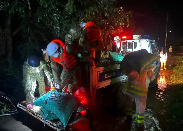 Lực lượng công an giúp người dân ven sông ở địa bàn thị xã Ayun Pa và huyện Ia Pa di chuyển người, tài sản.