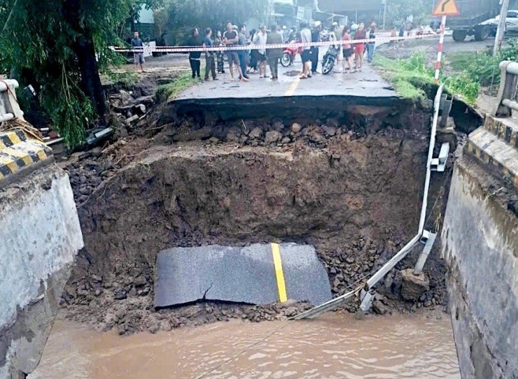 Cầu Kliếc bị sập.