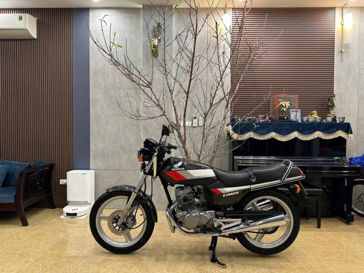 Chiếc Honda CB125T màu đen "nguyên zin" được anh Tú trưng tại nhà riêng. Ảnh NVCC