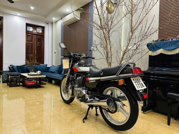 Xe vẫn mang biển 4 số của TPHCM với đầy đủ giấy tờ gốc. Ảnh NVCC