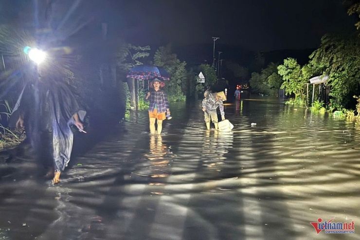 Nước dâng cao khiến một đoạn đường dài bị chia cắt. Ảnh: Hải Dương