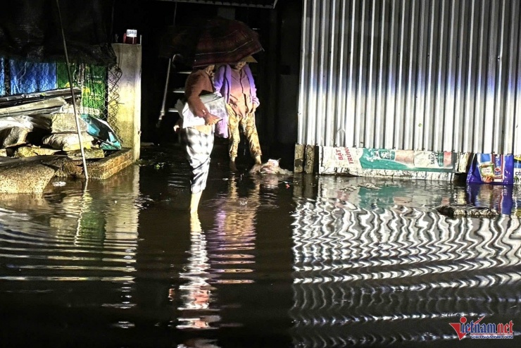 Do nước lên nhanh từng phút nên bà con phải rời khỏi nhà ngay trong đêm. Ảnh: Hải Dương