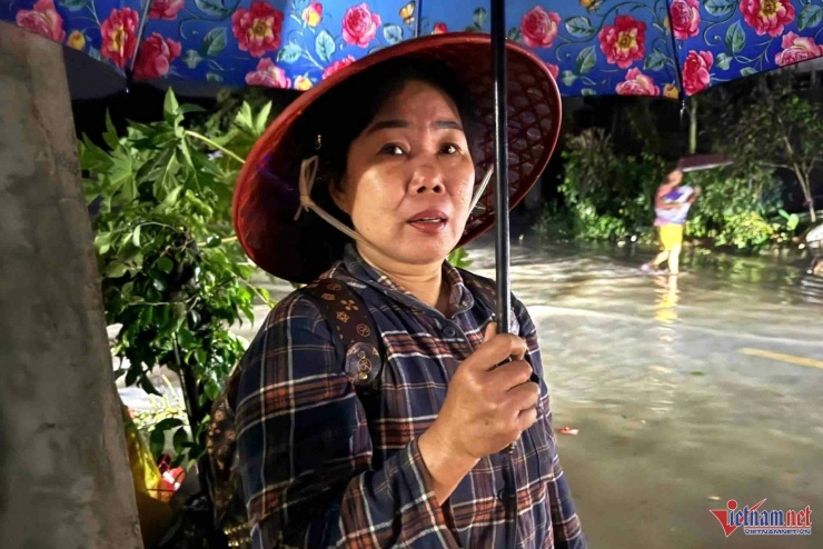 Chị Trương Thị Hồng Phúc cho biết, hơn 16 năm qua lũ mới lặp lại. Ảnh: Hải Dương