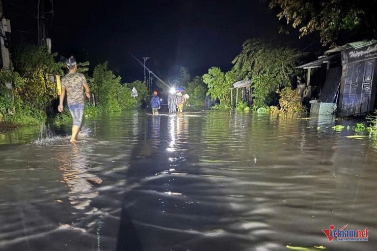 Chỉ trong vòng 30 phút nước ngập cả một đoạn đường dài. Ảnh: Hải Dương