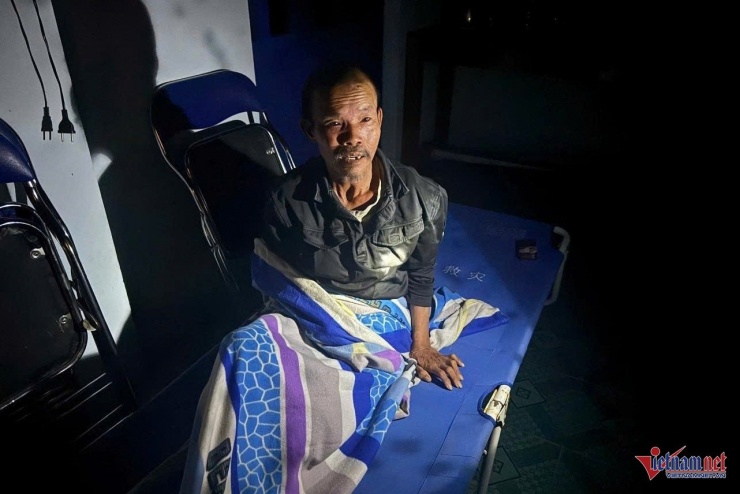 Một người dân đi lạc vào thôn được di dời lên vùng an toàn. Ảnh: Hải Dương