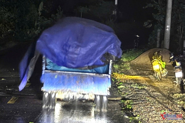 Người dân khẩn trương di dời đồ đạc chạy lũ trong đêm. Ảnh: Hải Dương