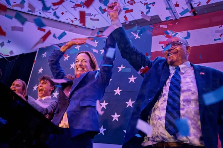 Thống đốc đắc cử bang New Jersey - bà Mikie Sherrill (giữa) ăn mừng chiến thắng cùng Phó Thống đốc đắc cử Dale Caldwell vào ngày 4-11 tại thị trấn East Brunswick (New Jersey). Ảnh: THE JERSEY VINDICATOR