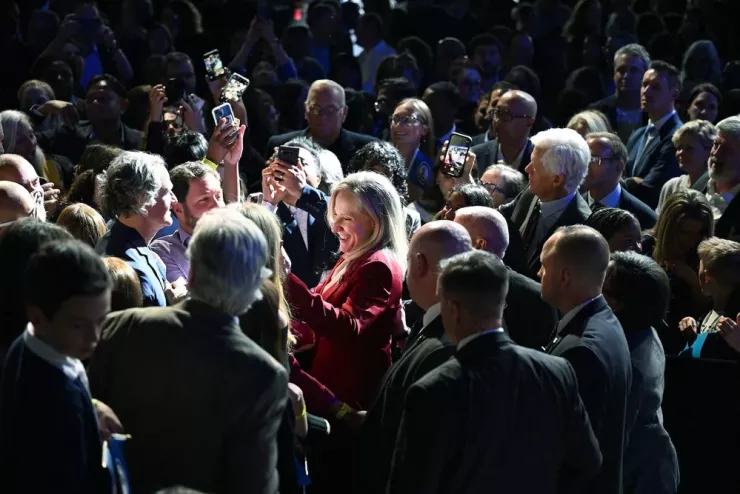 Thống đốc đắc cử của bang Virginia - bà Abigail Spanberger ăn mừng chiến thắng tại TP Richmond (Virginia) ngày 4-11. Ảnh: THE WASHINGTON POST