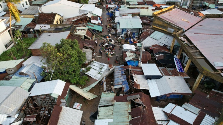 Chợ, nhà máy, đường phố tan hoang sau bão Kalmaegi - 1