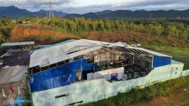 Chợ, nhà máy, đường phố tan hoang sau bão Kalmaegi - 15