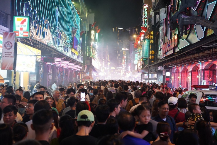 Du khách đến vui chơi tại khu phố Tây Bùi Viện.