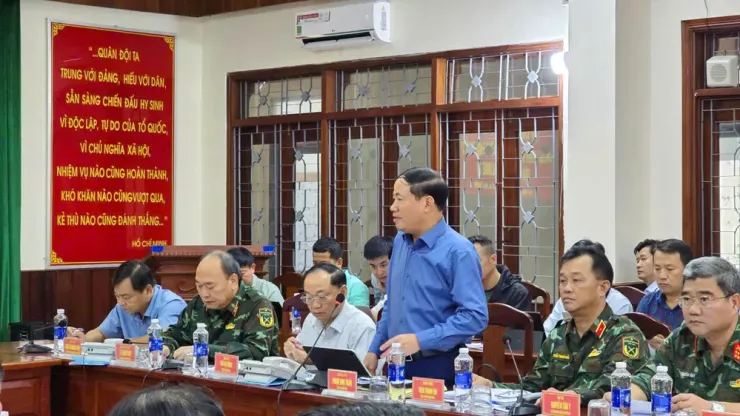 Ông Phạm Anh Tuấn, Chủ tịch UBND tỉnh Gia Lai, báo cáo tại buổi họp khẩn.