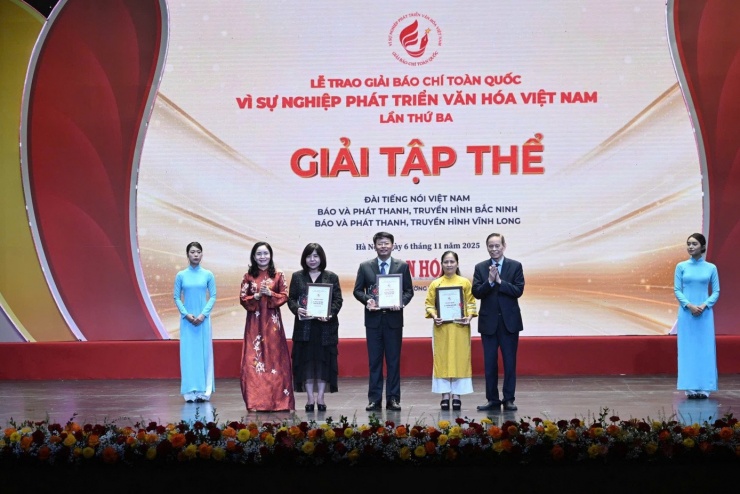 Diễn viên &#39;Mưa đỏ&#39; nhận giải - 2