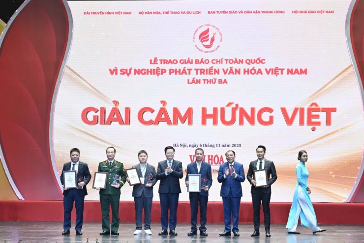 Đại diện các đơn vị nhận giải Cảm hứng Việt - giải thưởng lần đầu được trao tại giải báo chí Vì sự nghiệp phát triển Văn hóa Việt Nam lần thứ ba.