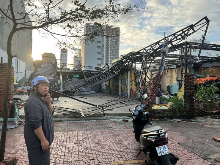 Quán nhậu của anh Bũi Sỹ Cường (33 tuổi, số 232 đường Nguyễn Thị Định, phường Quy Nhơn Nam) bị tốc mái, sập gần như hoàn toàn. "Giờ tôi sẽ khắc phục, làm lại từ đầu. Dù gì quán cũng kinh doanh được 5 năm rồi", anh Cường lạc quan.