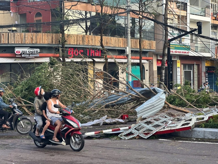 Gió mạnh khủng khiếp thổi bay mọi thứ trong thời gian hơn 1 giờ đồng hồ. Mọi hoạt động đã trở lại bình thường ngay sau bão.