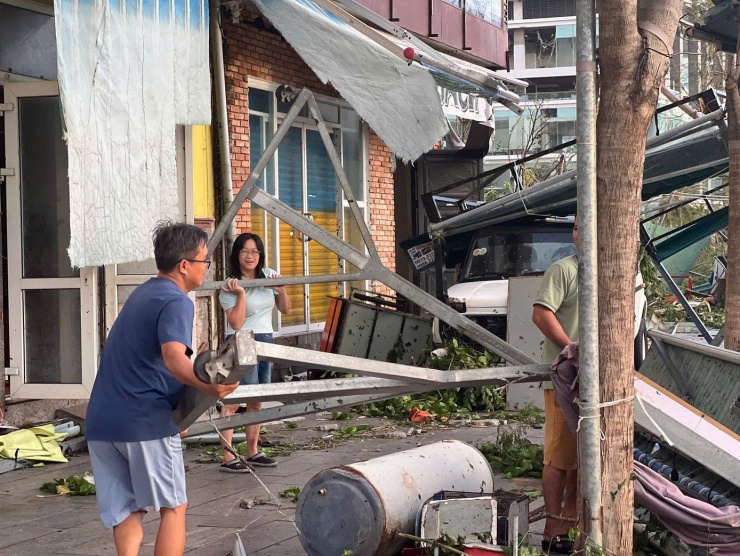 Sáng sớm, người dân thu dọn, khắc phục hậu quả sau bão.