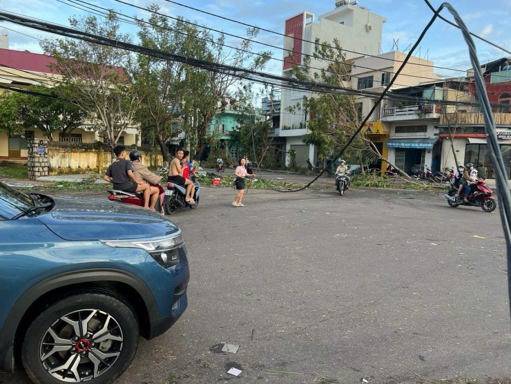 Dây điện thòng xuống đường.