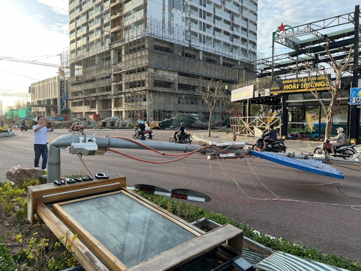 Rất nhiều cột đèn đường bị gãy rạp trước sức gió lớn từ cơn bão.