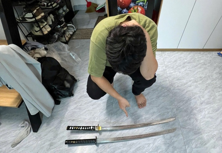 Cảnh sát thu giữ 2 cây kiếm.