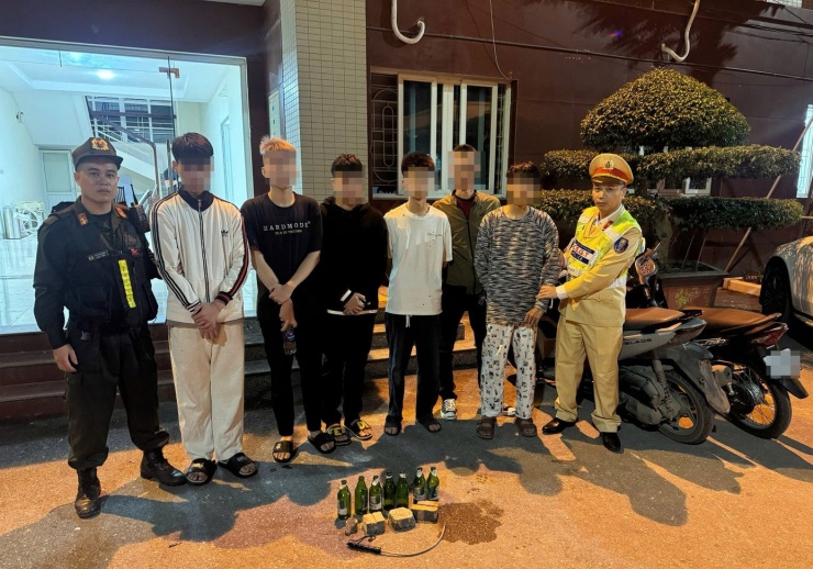 Nhóm thanh niên mang theo vỏ chai thủy tinh, gạch...