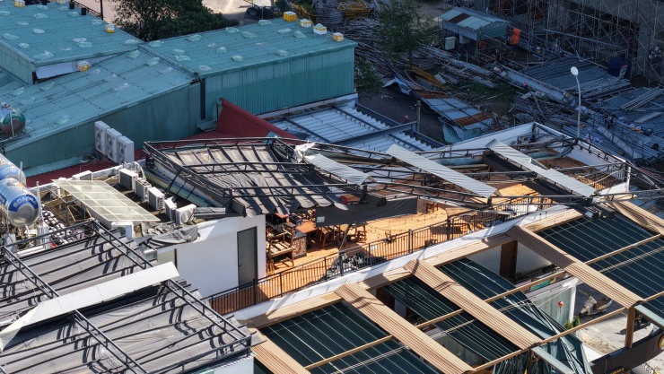 Trung tâm Quy Nhơn ngổn ngang sau bão - 3