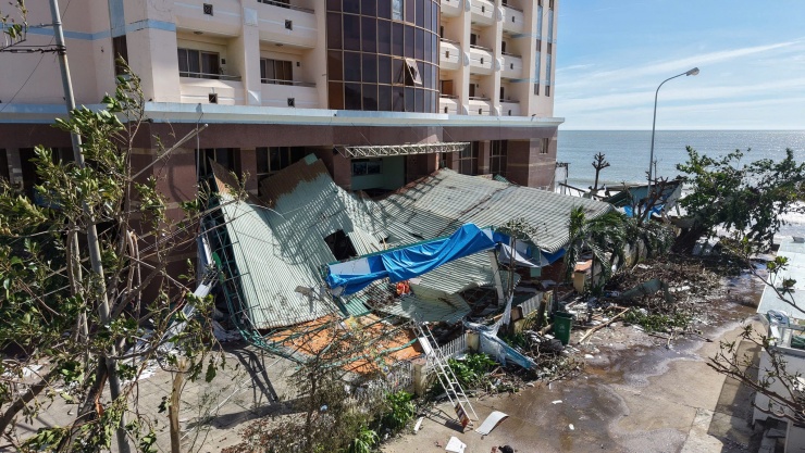 Trung tâm Quy Nhơn ngổn ngang sau bão - 4