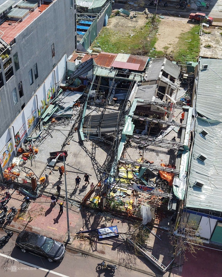 Trung tâm Quy Nhơn ngổn ngang sau bão - 7