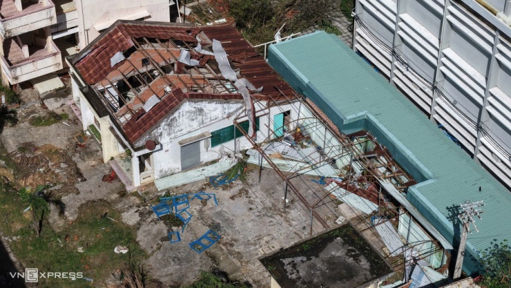 Trung tâm Quy Nhơn ngổn ngang sau bão - 10