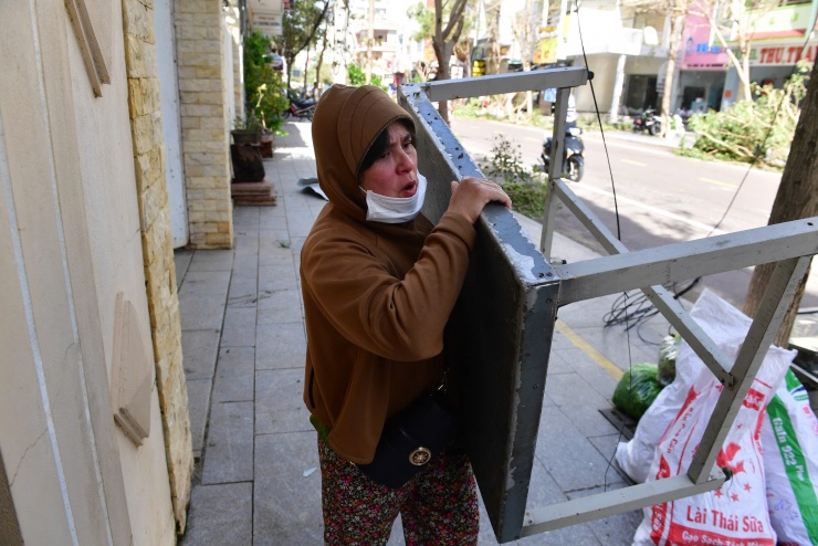 Trung tâm Quy Nhơn ngổn ngang sau bão - 12