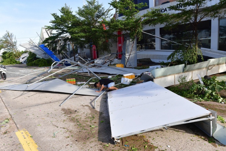 Trung tâm Quy Nhơn ngổn ngang sau bão - 11