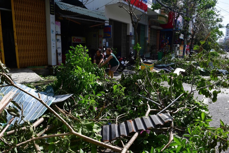 Trung tâm Quy Nhơn ngổn ngang sau bão - 13
