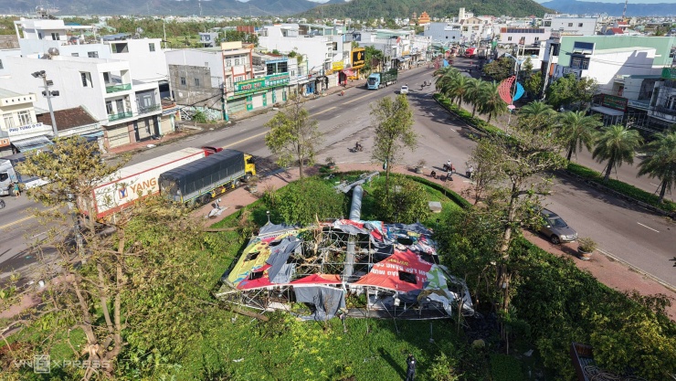 Trung tâm Quy Nhơn ngổn ngang sau bão - 14