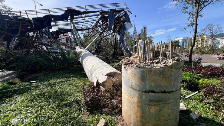 Trung tâm Quy Nhơn ngổn ngang sau bão - 15