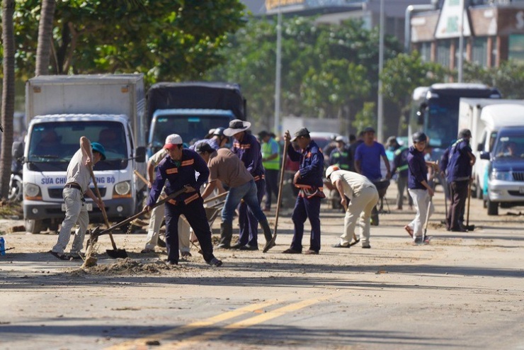 Dừa bật gốc, cát phủ kín 3 km đường ven biển Đà Nẵng - 4