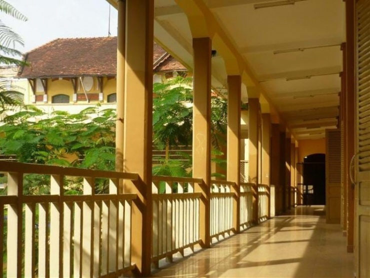 Ngôi trường đến nay vẫn còn giữ nguyên nét kiến trúc cổ điển.