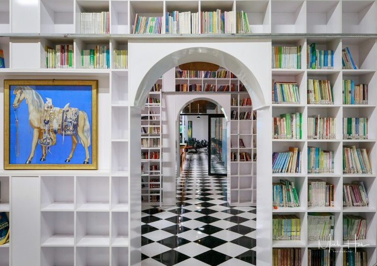 Trường THPT chuyên Trần Đại Nghĩa và khu vực thư viện "sang chảnh". Ảnh: Minh Hòa.