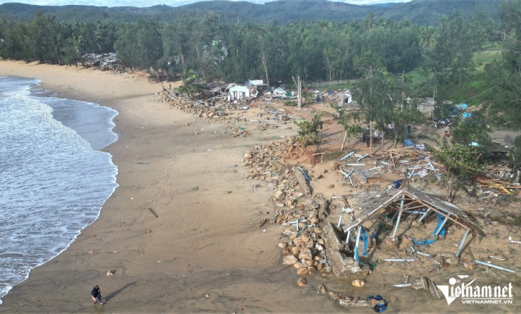 Trở về sau 'chạy bão', người dân thất thần với cảnh trước mắt - 1